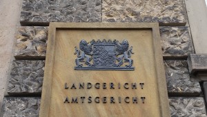 Schild auf dem Landgericht und Amtsgericht steht, darüber das bayrische Wappen.