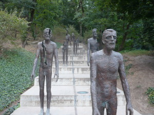 Kunstinstallation auf einer Treppe, betsehnd aus mehrenen menschen, welche sich immer weiter auflösen